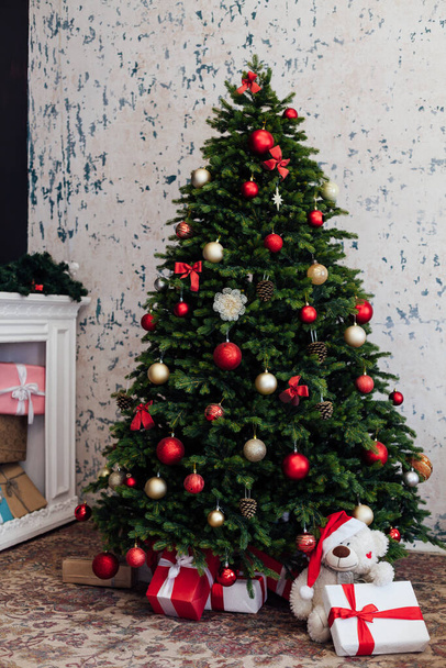 O interior do quarto com uma cama de árvore de Natal verde com presentes vermelhos para o inverno de decoração de ano novo - Foto, Imagem