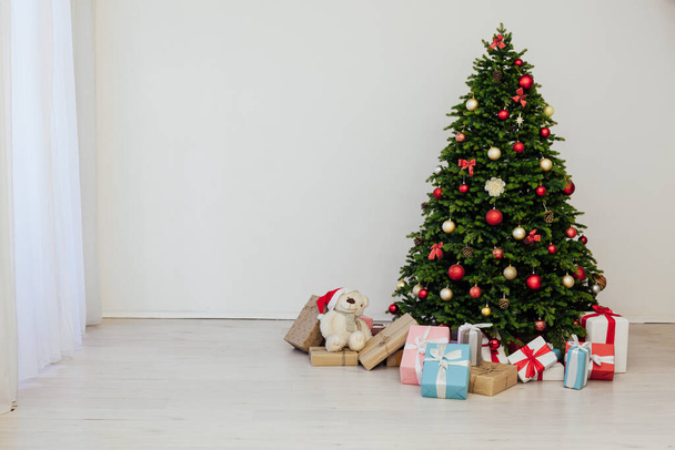 A belső tér a szoba egy karácsonyfa piros ajándékokkal az újévi dekoráció téli ünnep - Fotó, kép