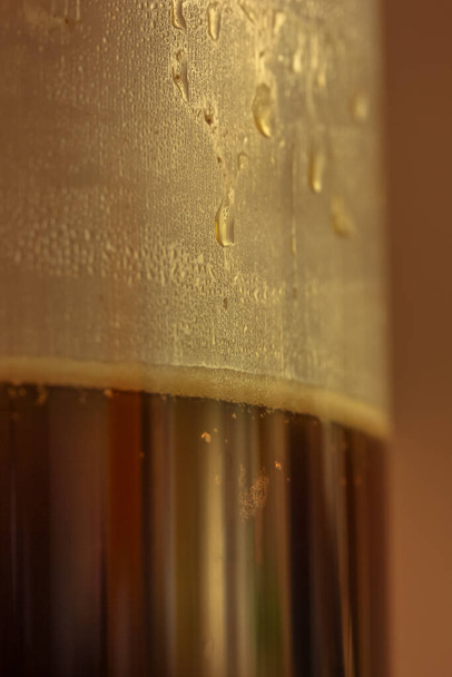 Malé zlaté kapky na zpocené sklo: příprava kávy v útulném podzimním ránu. - Fotografie, Obrázek