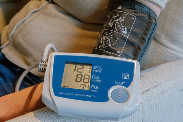 Control remoto de la presión arterial. El paciente puede controlar la presión arterial y enviar los resultados al hospital.. - Foto, imagen