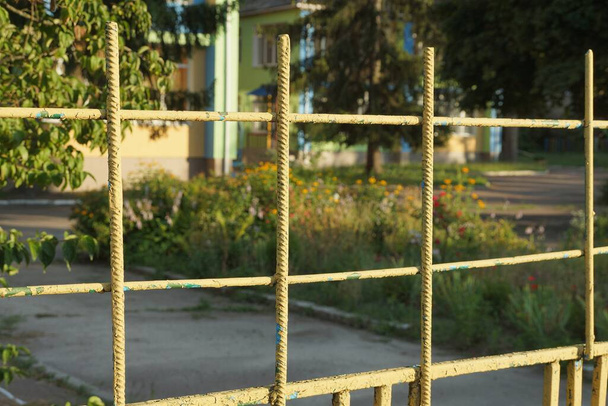 жовта металева текстура сітки і залізних брусків в паркані
 - Фото, зображення
