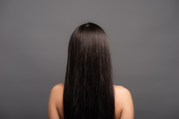 vista trasera de morena desnuda mujer de pelo largo aislada en negro - Foto, imagen