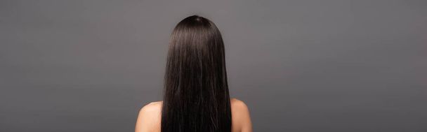 黒のパノラマのショットに隔離された裸のブルネットの長い髪の女性のバックビュー - 写真・画像