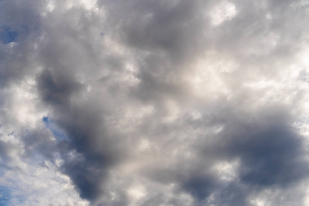 Драматичне небо з хмарами крупним планом. Похмура погода
 - Фото, зображення