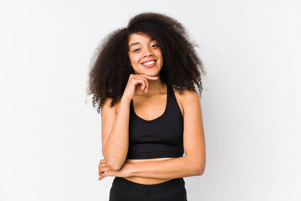 若いアフリカ系アメリカ人のスポーティな女性笑顔幸せと自信,手であごに触れる. - 写真・画像