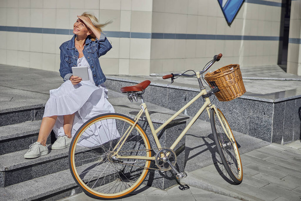 ゴージャス女性楽しい暖かい秋の天気と彼女持っていますヴィンテージ自転車彼女の近くに - 写真・画像