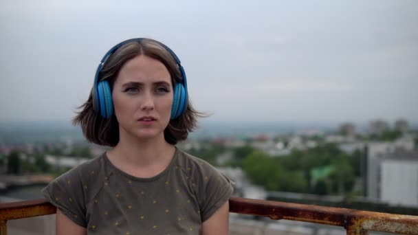 Woman takes off headphones and explores the surroundings - Video, Çekim