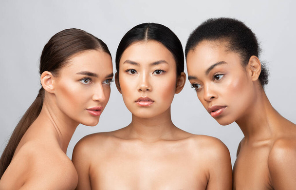Tři nahé ženy modelky stojící bez trička v ateliéru - Fotografie, Obrázek