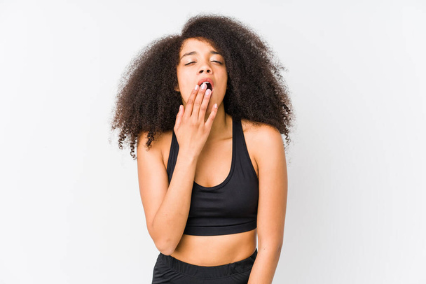 Joven afroamericana mujer deportiva bostezando mostrando un gesto cansado cubriendo la boca con la mano. - Foto, imagen
