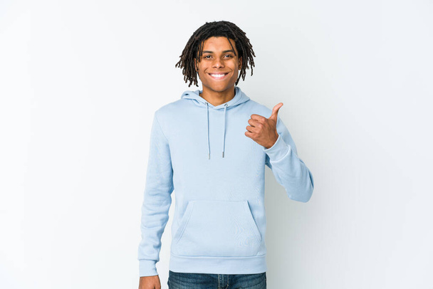 Mladý africký americký rasta muž s úsměvem a zvednutím palce nahoru - Fotografie, Obrázek