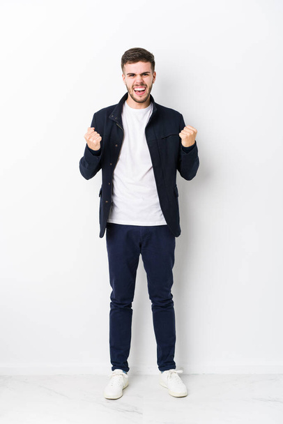 Full body young caucasian man isolated cheering carefree and excited. Victory concept. - Fotoğraf, Görsel