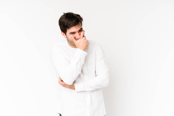 Νεαρός άνδρας απομονωμένος σε λευκό φόντο γελώντας χαρούμενος, ανέμελος, φυσικό συναίσθημα. - Φωτογραφία, εικόνα