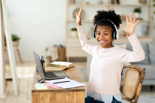 Щаслива дівчина в ноутбуці махає руками отримує A-Grade вдома
 - Фото, зображення