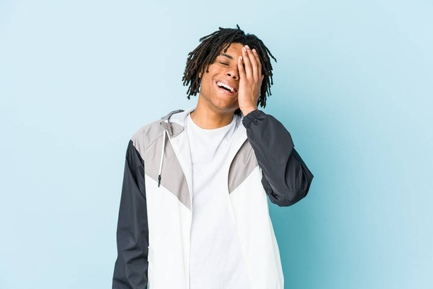 Jeune homme sportif afro-américain riant heureux, insouciant, émotion naturelle. - Photo, image