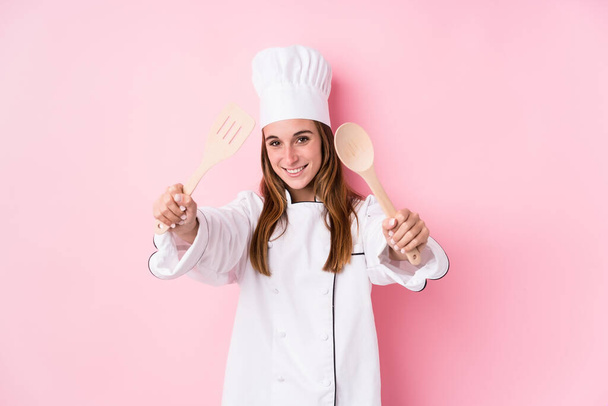 Nuori valkoihoinen kokki nainen ruoanlaitto - Valokuva, kuva