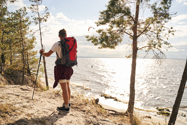 Muž s batohem jít nordic procházky v přírodě - Fotografie, Obrázek