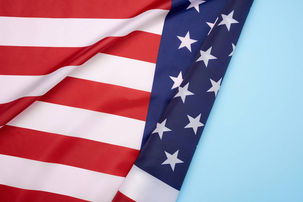 национальный текстильный флаг Соединенных Штатов Америки, покрытый волнами. День независимости Фон, копировальное пространство - Фото, изображение