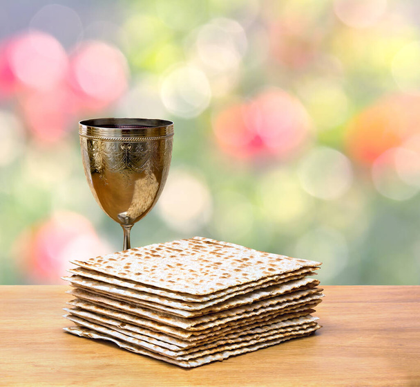 Matzo e vinho em tigela para celebração passover na mesa de madeira em desfocado de fundo natural com espaço para texto - Foto, Imagem