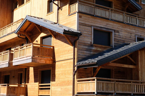 Szczegóły fasady domku w Alpach Francuskich  - Zdjęcie, obraz