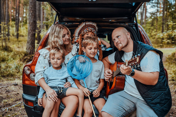 Femme américaine et mari avec enfants en voiture - Photo, image