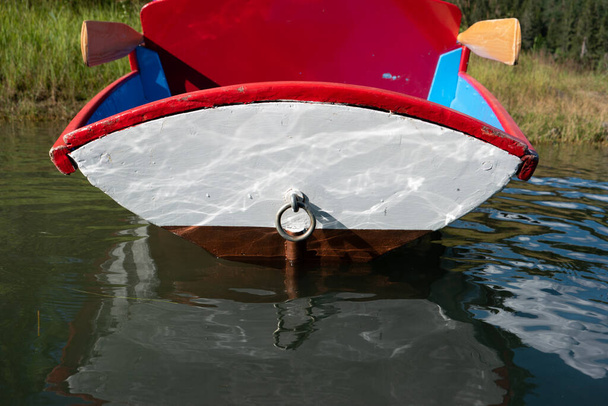 Piccola barca a remi in affitto su un lago alpino svizzero vicino alla riva giornata estiva soleggiata 2020 - Foto, immagini
