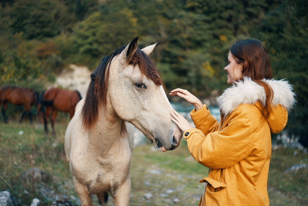 T-shirt vrouw Toeristisch strijken paard natuur recreatie frisse lucht communicatie  - Foto, afbeelding