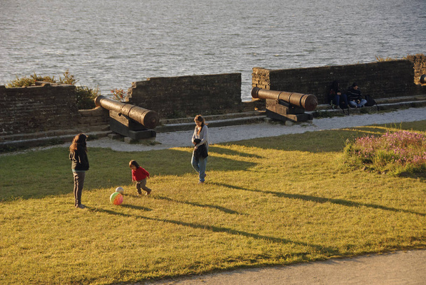 CHILOE, CHILE - Nov 21, 2018: several people, young people, walking, on the beach, with children, babies - Φωτογραφία, εικόνα