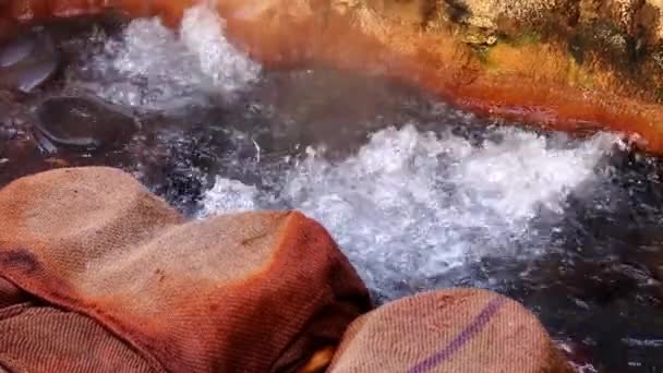 ζεστό βραστό νερό πηγής φυσικός πόρος στα Ιμαλάια κλιπ πυροβολείται σε manikaran himachal pradesh Ινδία. Είναι πολύ ιερός θρησκευτικός χώρος του Σικισμού.. - Πλάνα, βίντεο