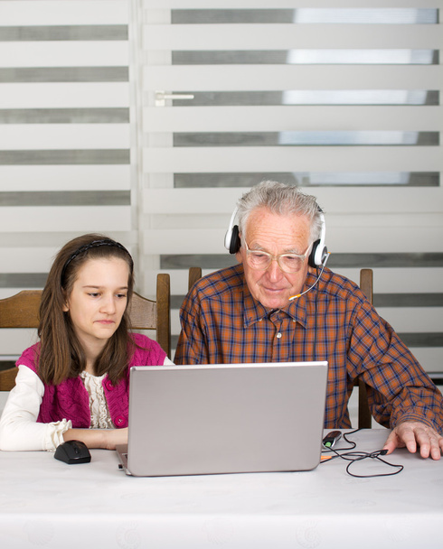 kız ve yaşlı adam üstünde laptop - Fotoğraf, Görsel