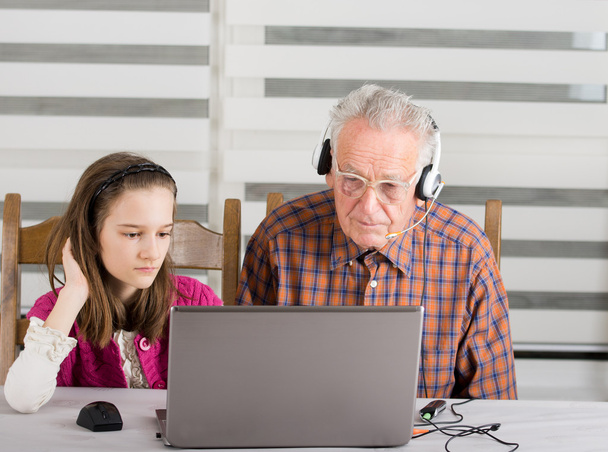 Девочка и старик на ноутбуке
 - Фото, изображение