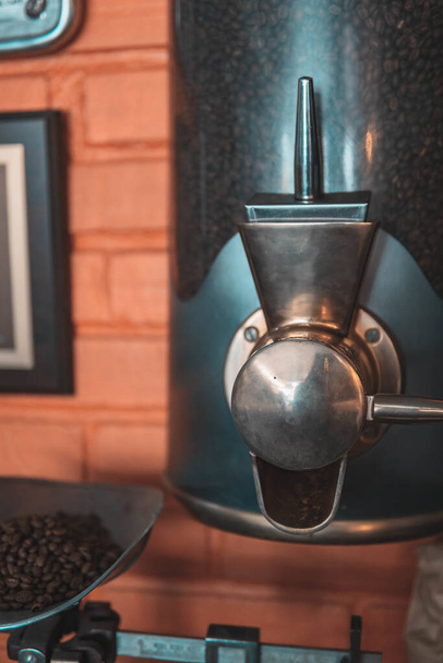 A vertical shot of a coffee making machine in the kitchen - Foto, afbeelding