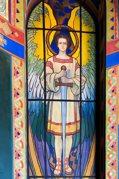 Michael arcángel en vidriera (por Julian Butsmanyuk) en la Iglesia del Sagrado Corazón en Zhovkva, Ucrania - Foto, Imagen