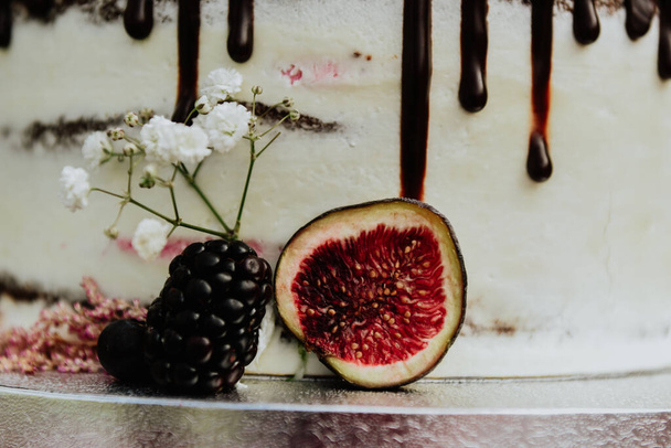 A closeup of sliced fig and blackberry as cake decoration - Фото, зображення