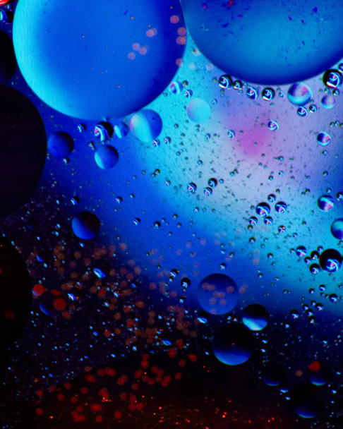 A macro shot of colorful bubbles on a dark background - perfect for wallpapers or background - Φωτογραφία, εικόνα