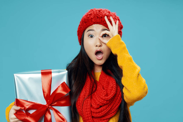 Donna con regalo sorpresa sorpresa compleanno divertimento rosso sciarpa cappello inverno  - Foto, immagini