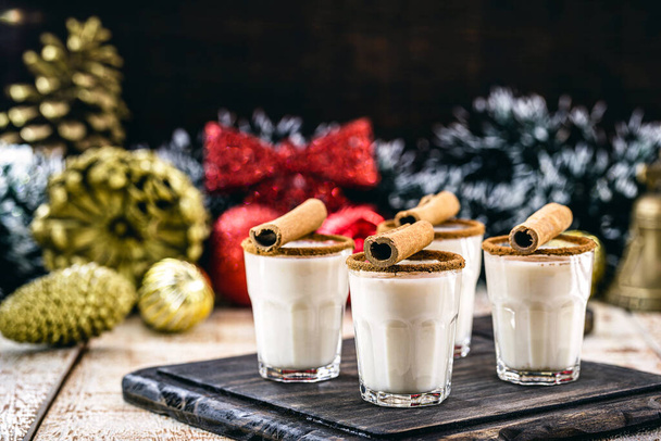 ζεστό eggnog τυπικό των Χριστουγέννων, γίνεται στο σπίτι σε όλο τον κόσμο, με βάση τα αυγά και το αλκοόλ. που ονομάζονται eggnog, Auld Man 's milk, milk and pisco, momo cola, coquito ή Crme de Vie ή Eierlikr - Φωτογραφία, εικόνα