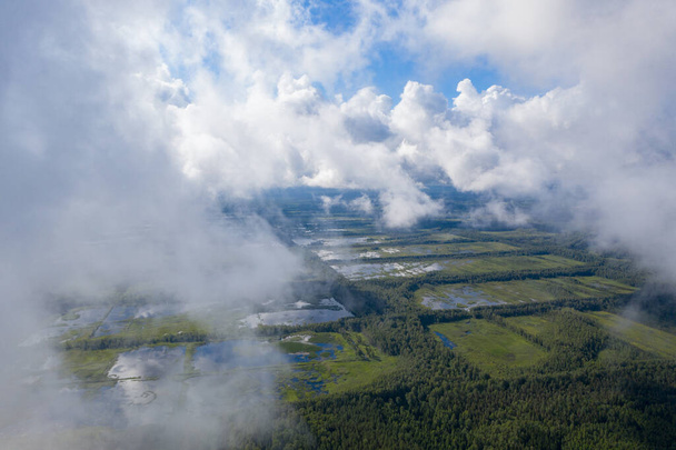Sel basmış Seda bataklığının (Sedas mırıldanır) hava manzarası alçak bulutlar arasında göller - Fotoğraf, Görsel
