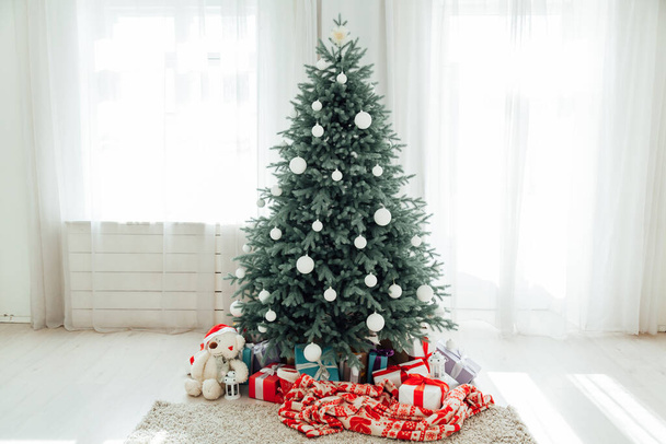 Інтер'єр білої кімнати з блакитною ялинкою з подарунками на новорічний декор зима
 - Фото, зображення
