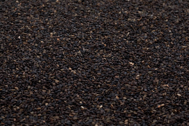 Las semillas de sésamo negro también se conocen como Til o Black Til Background. - Foto, imagen