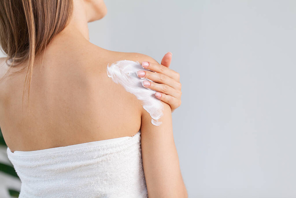 Cuidado de la piel, la mujer usa crema hidratante en la piel - Foto, Imagen