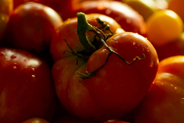 organic vegetables tomatoes, texture of tomatoes of different colors  - Foto, Imagen