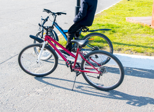  Υγιεινός τρόπος ζωής-ένα παιδί βόλτες με ποδήλατο - Φωτογραφία, εικόνα
