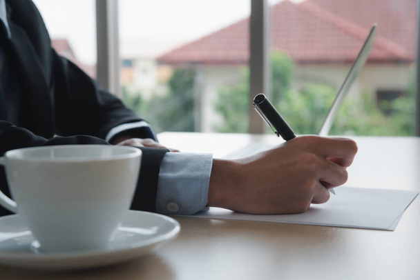 Закрыть делового человека написание или подписание контракта на бумаге в офисе - Фото, изображение