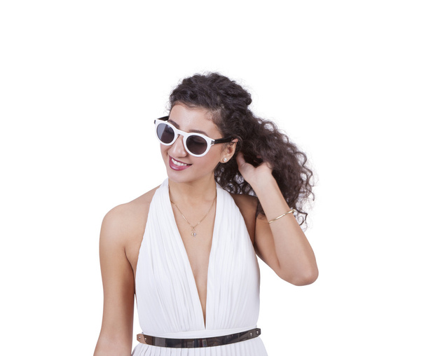 Mulher atraente usando óculos de sol e com a mão no cabelo
 - Foto, Imagem