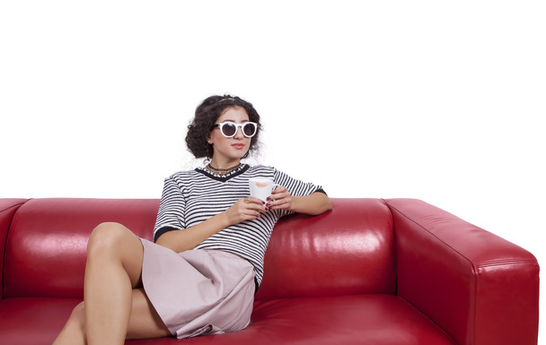 promyšlené mladá žena s šálkem kávy - Fotografie, Obrázek
