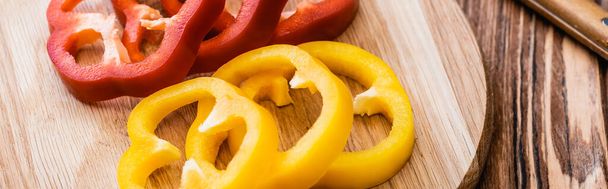 colorful sliced bell peppers on wooden cutting board, panoramic shot - Valokuva, kuva