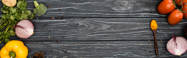 κορυφαία άποψη των νωπών πολύχρωμα λαχανικά, μπαχαρικά στην ξύλινη επιφάνεια, πανοραμική λήψη - Φωτογραφία, εικόνα