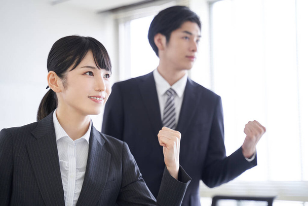 Empresários japoneses são motivados a atingir seus objetivos no escritório. - Foto, Imagem