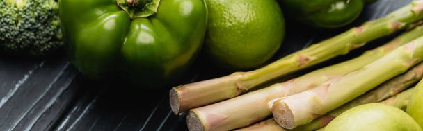 frutas y verduras frescas verdes maduras en la superficie de madera, plano panorámico - Foto, Imagen