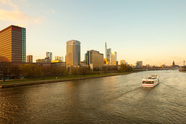 Egy hajó a River Main-en Frankfurt városképe előtt, Hesse, Németország - Fotó, kép